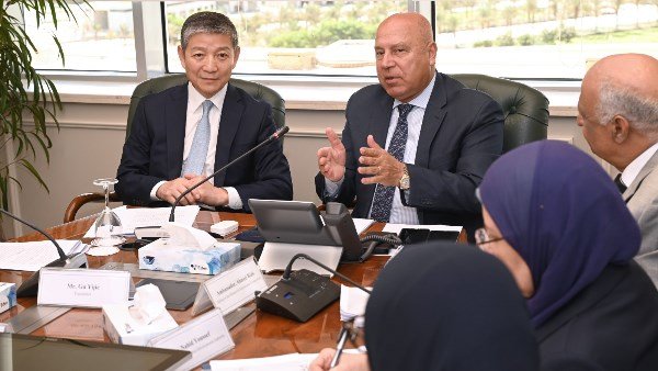 وزير الصناعة مع السفير الألماني